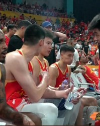 开云-G4出现名场面！王博亲自为他递水，楼明为他鼓掌：获胜的最大奇兵|林秉圣|孙铭徽|布朗|上海队|上海男篮_新浪体育_新浪新闻